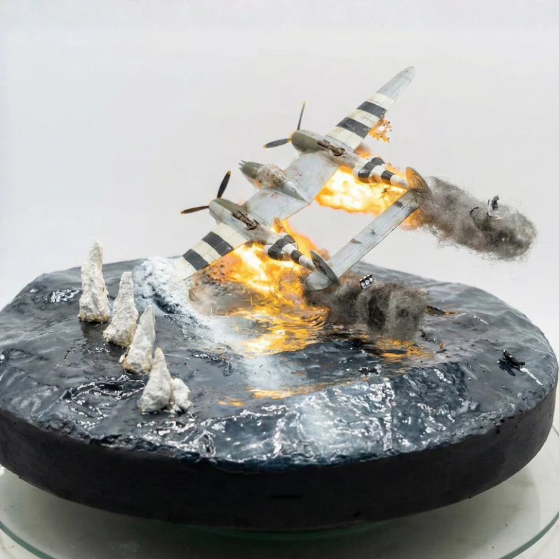 P-38 Lightning: Emergency Crash Landing Over the Sea Diorama